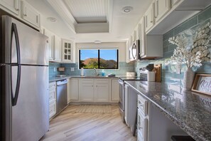 Kylskåp, mikrovågsugn, ugn och spishäll