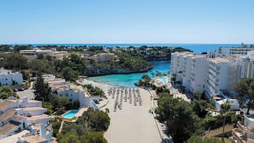 Sulla spiaggia, sabbia bianca
