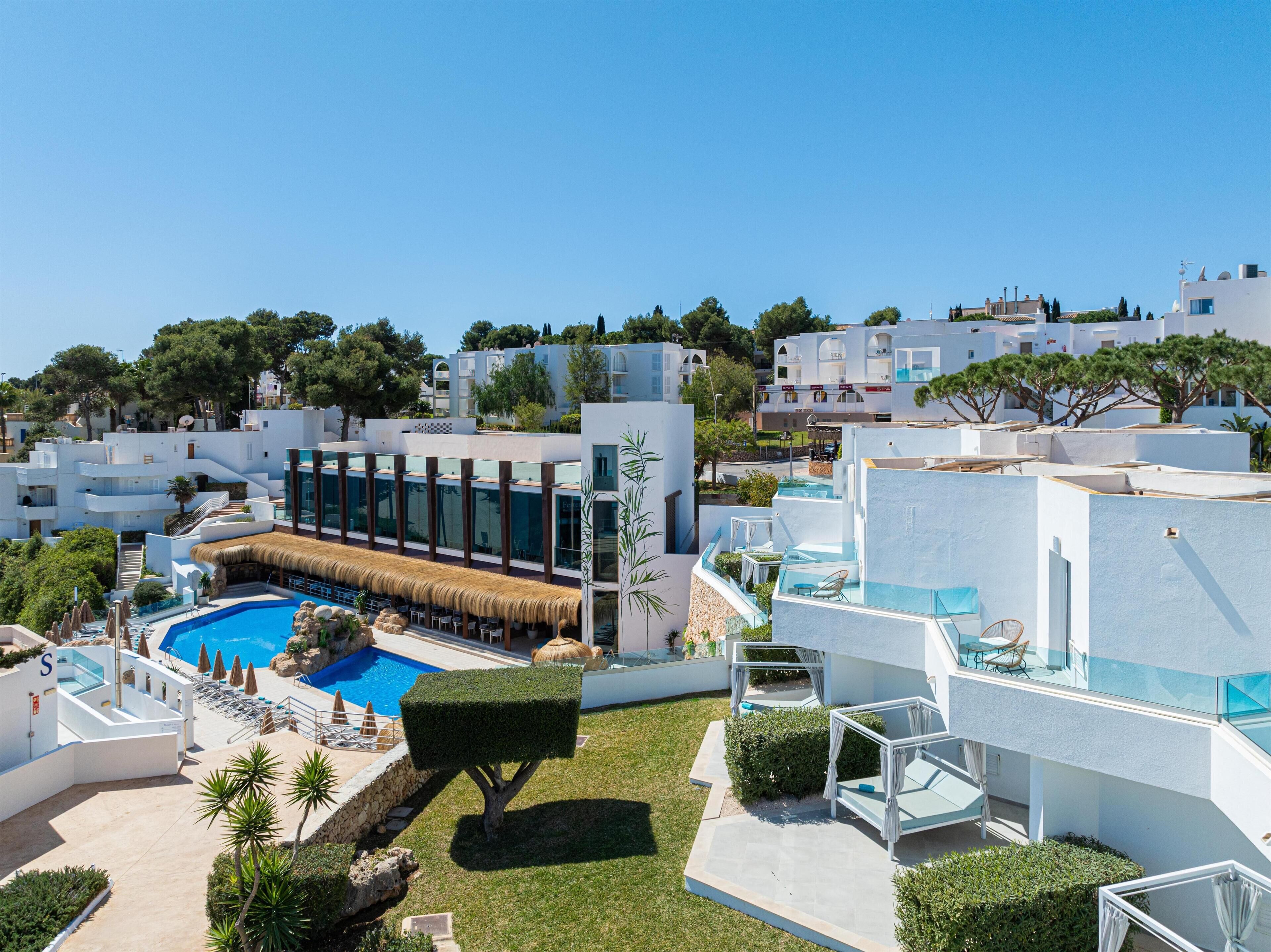 2 outdoor pools