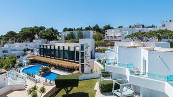 2 outdoor pools