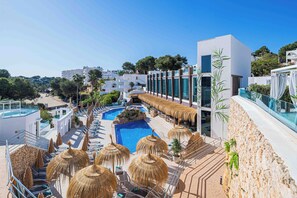 2 piscines a l'aire lliure