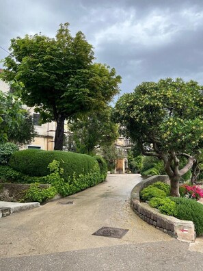 Property grounds - Modern apartment Oleandra, 5 only 250 meters from the sea (Baska)