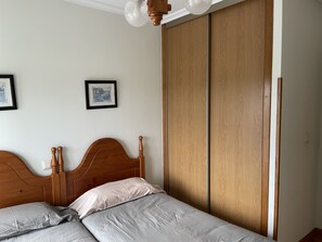 2 bedrooms, iron/ironing board, bed sheets