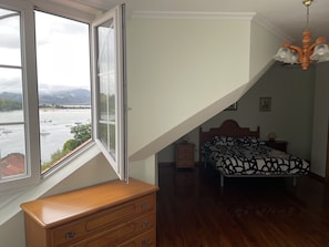 2 quartos, ferros/tábuas de passar roupa, roupa de cama