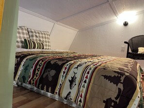 2 bedrooms, WiFi, bed sheets, wheelchair access - The Sycamore at Hamilton Cove ~ Cabin Twelve ~ Amazing Lake View (Royal)