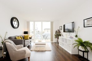 Living area - Deluxe One-Bedroom Kew Gardens (Brentford)