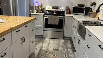 Réfrigérateur, four, plaque de cuisson, cafetiÚre/bouilloire