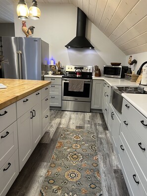 Kühlschrank, Ofen, Herdplatte, Wasserkocher mit Kaffee-/Teezubehör