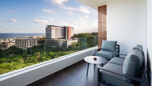 A balcony with a city view, a sofa, and a small table. - Tyne Aparthotel l Steam Room l Pool (Cape Town)
