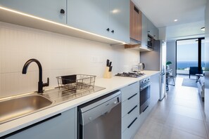 Frigorífico, microondas, horno y placa de cocina