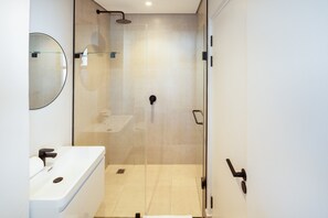 Shower, hair dryer, towels, soap - Spacious Studio , Sea Views , Pool , Steam Room (Cape Town)