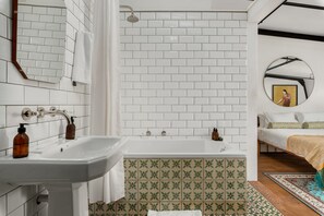Douche, séchoir à cheveux, serviettes fournies, savon