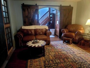 60 inci sebuah televisyen pintar dengan digital, Netflix, Hulu