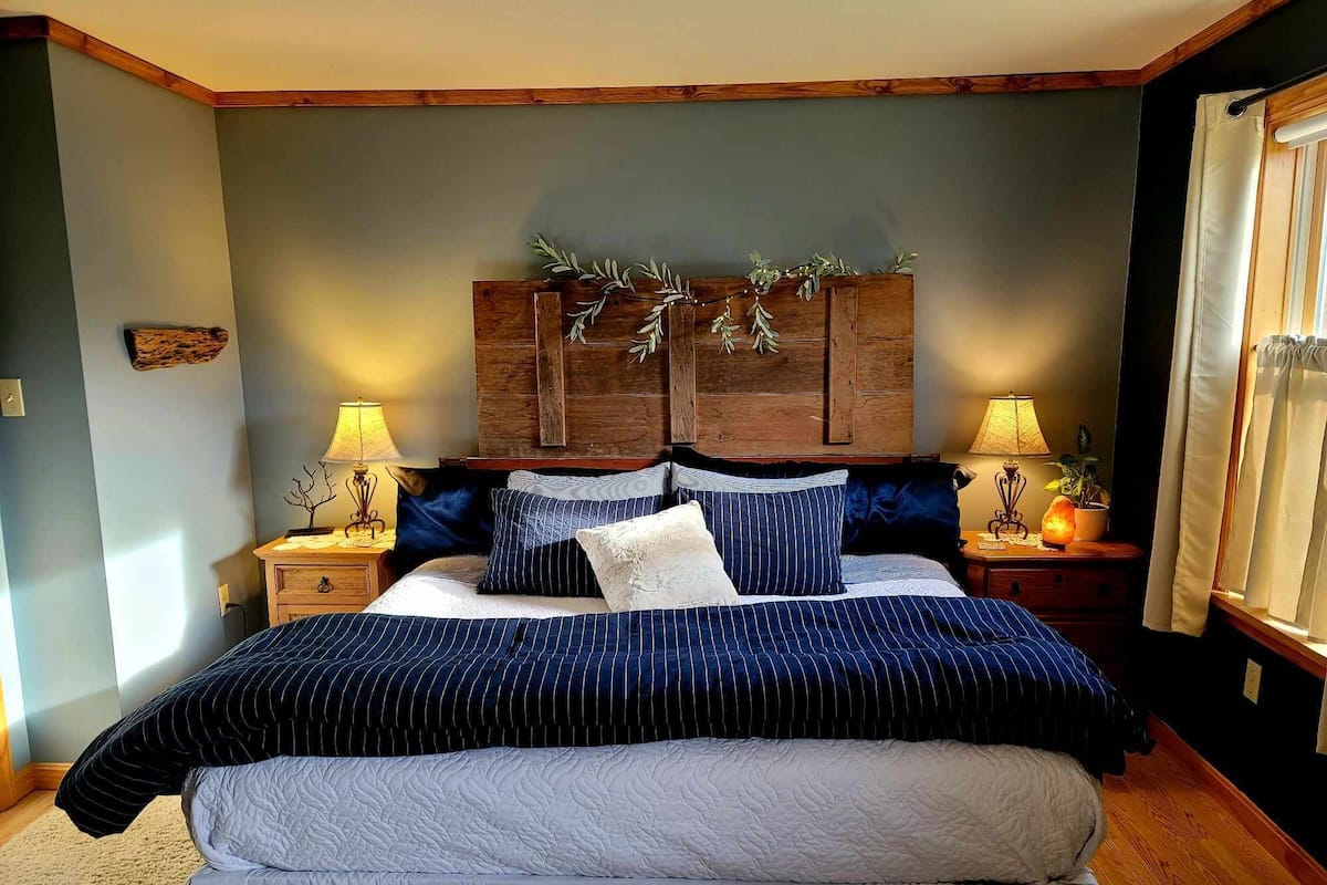 1 bedroom, Egyptian cotton sheets, premium bedding, down comforters