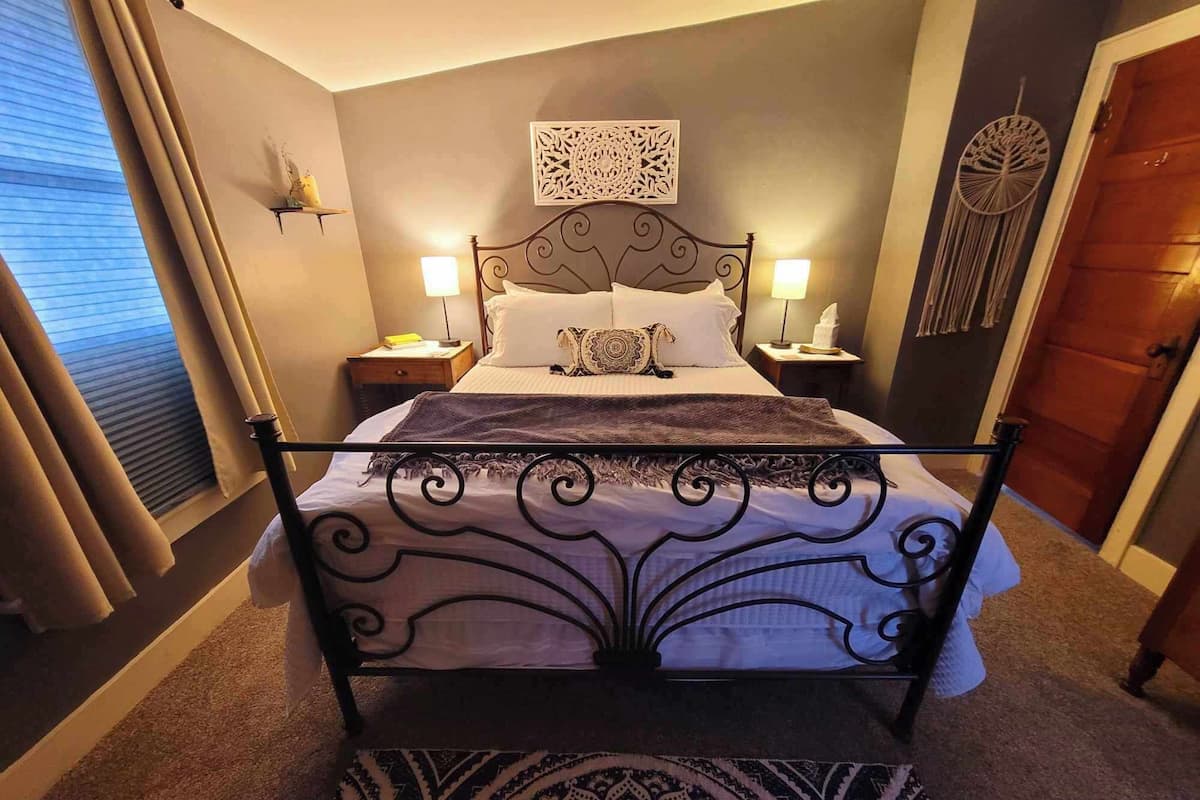 1 bedroom, Egyptian cotton sheets, premium bedding, down comforters