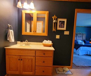 Designer toiletries, hair dryer, bathrobes, slippers - The Pause Bed & Breakfast (Huntingdon)