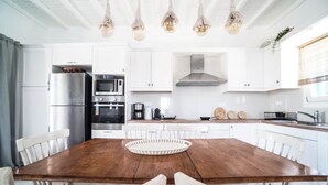 Villa – deluxe | Eget kjøkken | Kjøleskap, mikrobølgeovn, ovn og oppvaskmaskin