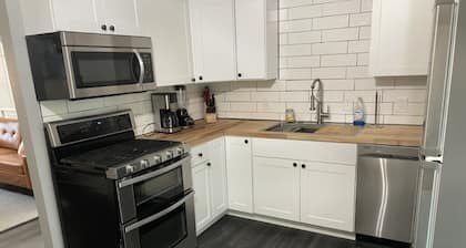 Lovely 3 Bedroom, Close to Everything!!