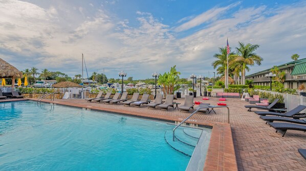 Lämmitetty uima-allas