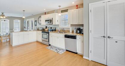 Carriage House on Chincoteague - Sleeps 12 and Pet Friendly!