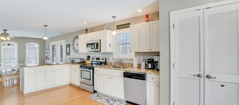 Carriage House on Chincoteague - Sleeps 12 and Pet Friendly!