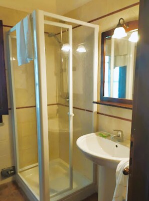 Douche, douche à « effet pluie », bidet, serviettes fournies