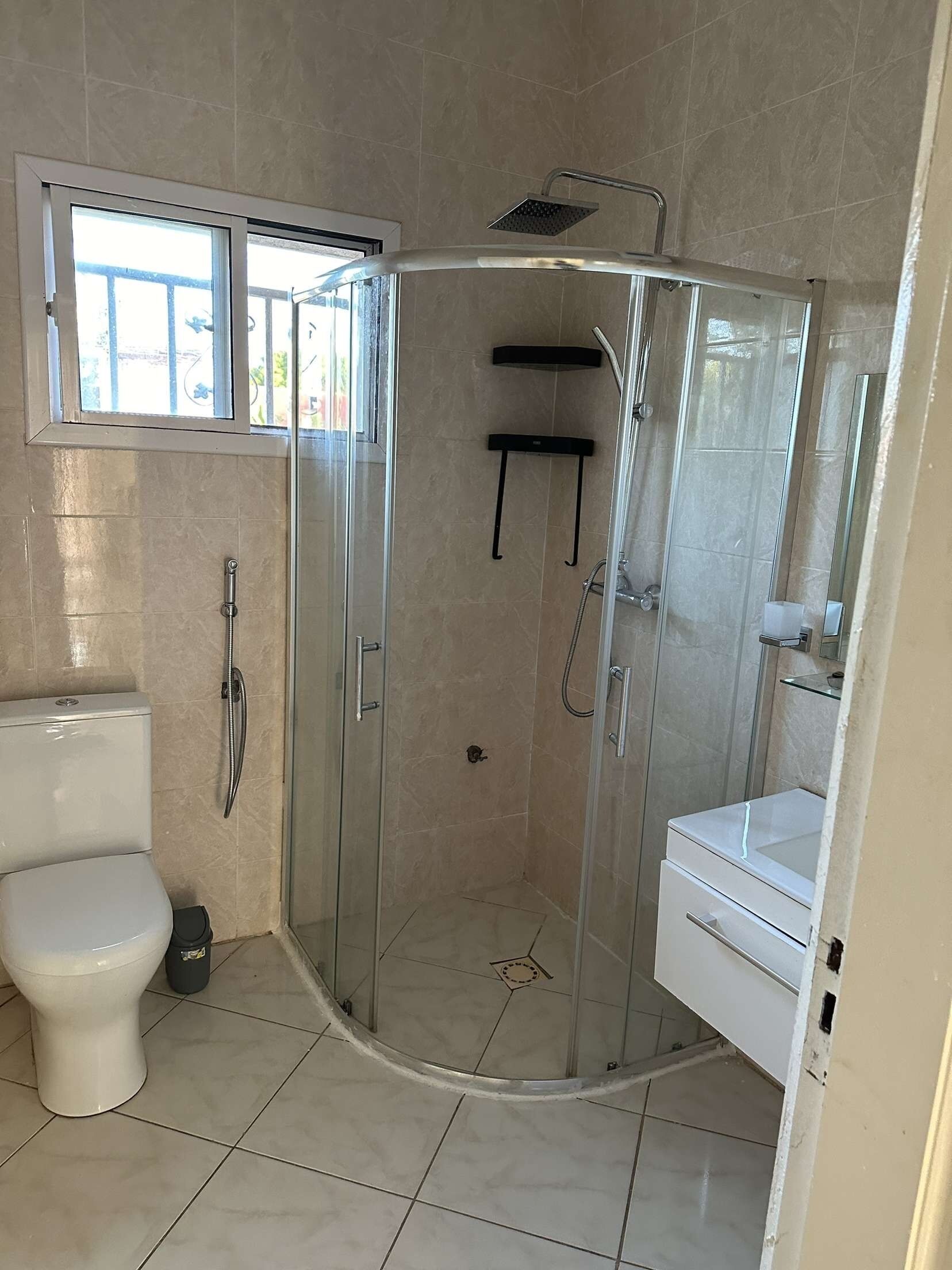 シャワー、タオル、石鹸、トイレットペーパー