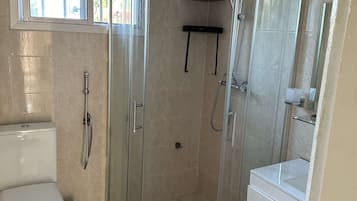 Douche, serviettes fournies, savon, papier toilette