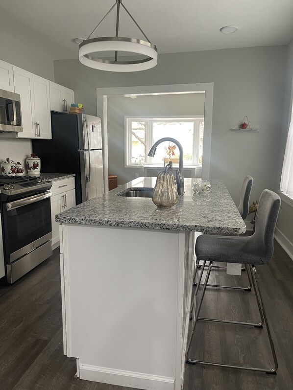 Refrigerador, microondas, cafetera/tetera, licuadora