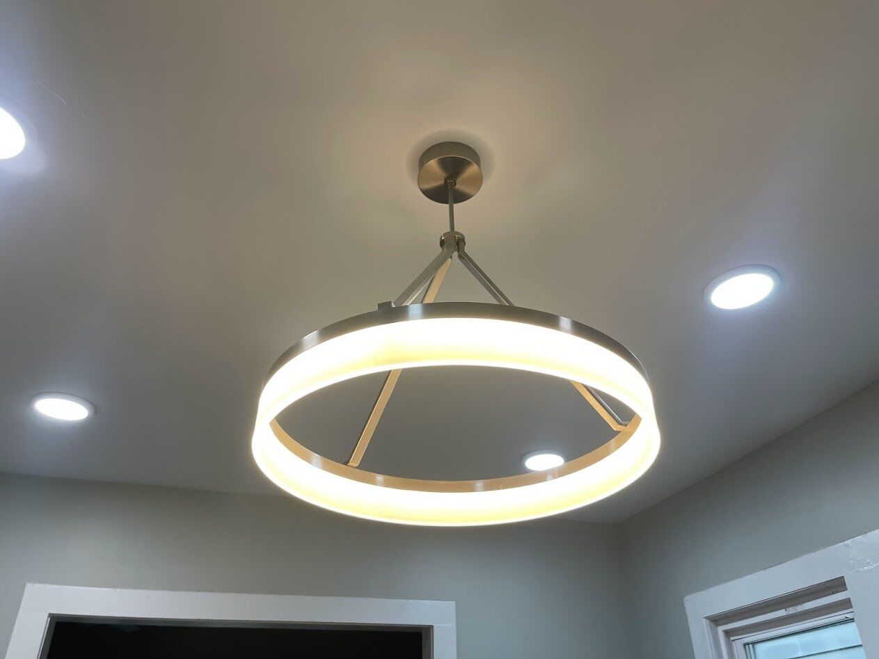 Luminária de teto moderna com design circular e três focos embutidos.