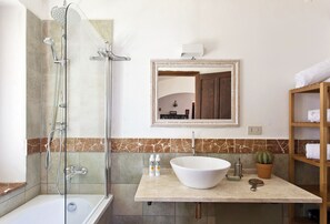 Dusche, Haartrockner, Bidet, Handtücher