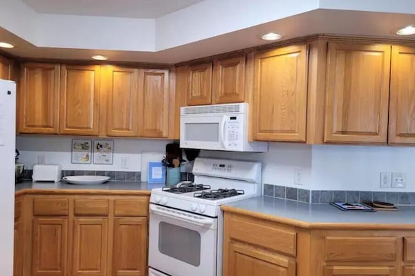 Frigorifero, microonde, forno, piano cottura