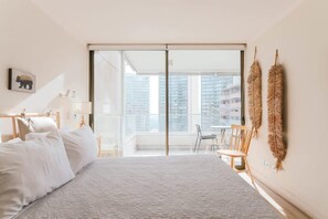 1 bedroom, iron/ironing board, WiFi, bed sheets - Boho Apartment - Pool, Parking & Mall. (Las Condes)