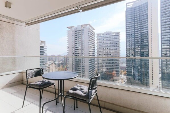 Outdoor dining - Boho Apartment - Pool, Parking & Mall. (Las Condes)