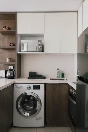 Fridge, microwave, oven, stovetop - Boho Apartment - Pool, Parking & Mall. (Las Condes)