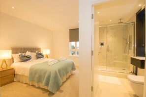 Hair dryer, towels, soap, shampoo - Two-Bedroom Apartment Kew Gardens/Chiswick (Brentford)