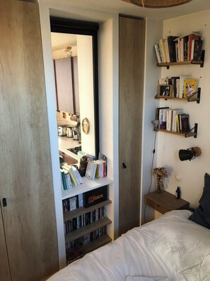 1 bedroom, desk, iron/ironing board, free WiFi - Vue sur les Toits de Paris ! Calme , Lumineux ! Deux Pièces Refait à Neuf ! (Paris)