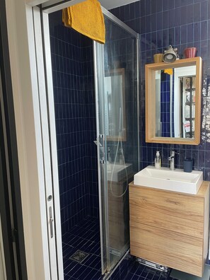 Een douche, een haardroger, handdoeken, zeep