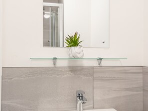 Ducha, secador de pelo y toallas