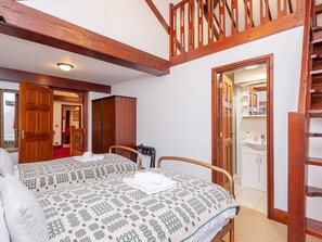 3 bedrooms, iron/ironing board, free WiFi, bed sheets