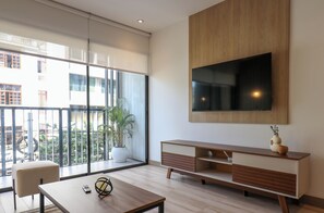 Apartment, 2 Bedrooms (301) | Living area | 40-inch Smart TV with cable channels