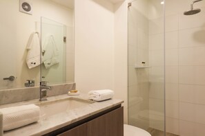 Apartment, 2 Bedrooms (504) | Bilik Mandi | Pancuran mandi, hulu semburan mandi hujan, pengering rambut 