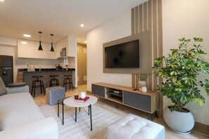 อพาร์ทเมนท์, 2 ห้องนอน (204) | บริเวณนั่งเล่น | สมาร์ททีวี 40 นิ้ว พร้อมช่องเคเบิล