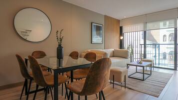 Apartment, 2 Bedrooms (301) | Dining room