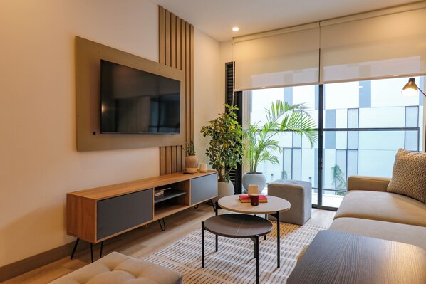 อพาร์ทเมนท์, 2 ห้องนอน (204) | บริเวณนั่งเล่น | สมาร์ททีวี 40 นิ้ว พร้อมช่องเคเบิล