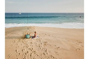 Vlak bij het strand, ligstoelen aan het strand, strandlakens