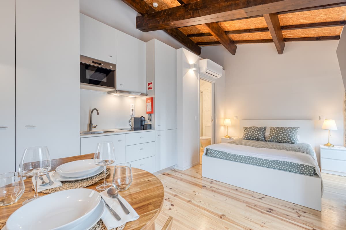 Studio Klasik, 1 Tempat Tidur Queen dengan tempat tidur Sofa, Bebas Asap Rokok, kamar mandi pribadi | Kedap suara, setrika/meja setrika, Wi-Fi gratis, dan seprai linen