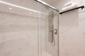 BF - 0F | Baño | Regadera, regadera con hidromasaje, secadora de cabello, toallas 