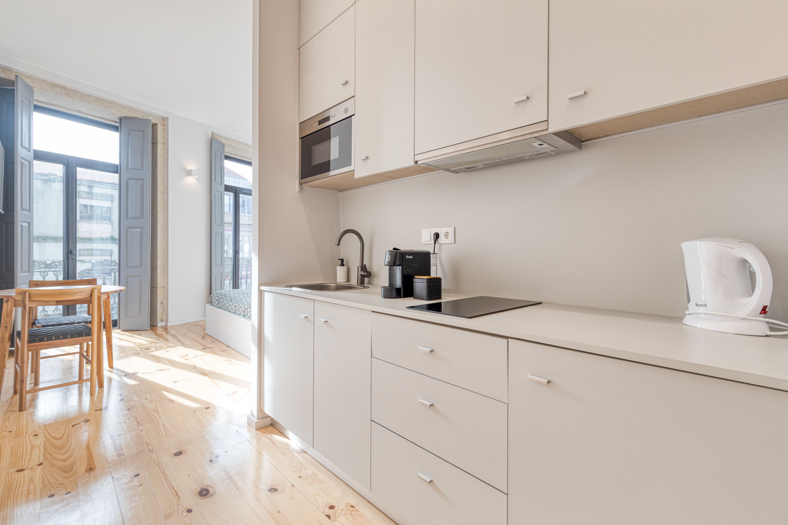 Studio – superior, 1 queensize-seng med sovesofa, ikke-røyk, balkong | Eget kjøkken | Minikjøleskap, mikrobølgeovn, kokeplater og vannkoker