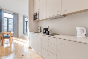 Superior Studio, 1 Queen Bed with Sofa bed, Non Smoking, Balcony | Private kitchen | Mini-fridge, microwave, stovetop, electric kettle - FindMe inPorto Bonfim (Porto)